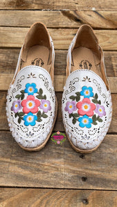 Viri - White Embroidered Leather Flats