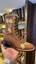 Cargar imagen en el visor de la galería, Botas Floreadas -Tan Leather Embroidered Boots PREORDER
