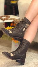 Cargar imagen en el visor de la galería, Botas Floreadas - Chocolate Leather Embroidered Boots PREORDER
