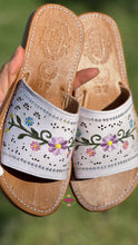 Cargar imagen en el visor de la galería, Catalina - White Leather Embroidered Sandals
