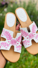 Cargar imagen en el visor de la galería, Viera - pink Embroidered sandal
