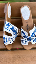 Cargar imagen en el visor de la galería, Viera - Navy Embroidered sandal
