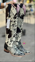 Cargar imagen en el visor de la galería, Cowhide Botas Únicas - Unique Boots
