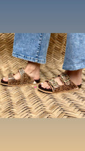 Cargar imagen en el visor de la galería, Sunflower Corcho - Hand tooled sunflower leather sandals
