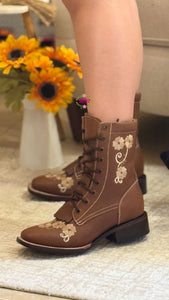 Botas Floreadas -Tan Leather Embroidered Boots PREORDER