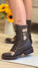 Cargar imagen en el visor de la galería, Botas Floreadas - Chocolate Leather Embroidered Boots PREORDER
