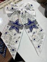 Cargar imagen en el visor de la galería, Cowboys Embroidered Bow - Moño Blanco
