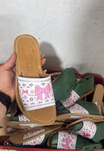 Cargar imagen en el visor de la galería, White Coquette - Mexican Pink Bow Sandals
