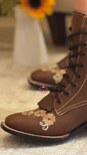 Cargar imagen en el visor de la galería, Botas Floreadas -Tan Leather Embroidered Boots PREORDER
