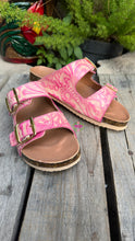 Cargar imagen en el visor de la galería, Carmen - Pink Tooled Leater Sandals
