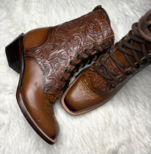 Cargar imagen en el visor de la galería, Botas Tacón Cubano Lacer - Shedron Round toe
