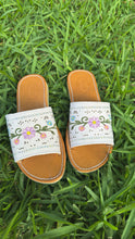 Cargar imagen en el visor de la galería, Catalina - White Leather Embroidered Sandals
