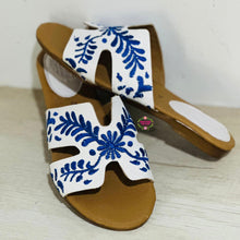 Cargar imagen en el visor de la galería, Viera - Navy Embroidered sandal
