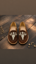 Cargar imagen en el visor de la galería, Tan Cowhide - Embroidered Flats PREORDER
