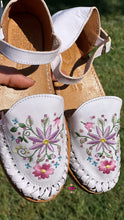 Cargar imagen en el visor de la galería, Nataly Mommy and Me - White Buckle Huaraches PREORDER
