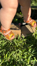 Cargar imagen en el visor de la galería, Carol - Embroidered Sunflower Buckle
