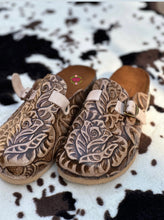 Cargar imagen en el visor de la galería, Rose Corcho Slides - Hand tooled leather rose slides
