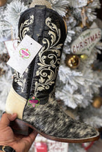 Cargar imagen en el visor de la galería, Cristina Pelo de Res - Black Cowhide Leather Boots PREORDER
