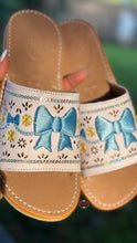 Cargar imagen en el visor de la galería, White Coquette Blue Bow Mexican Sandals
