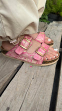 Cargar imagen en el visor de la galería, Carmen - Pink Tooled Leater Sandals
