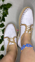 Cargar imagen en el visor de la galería, Imprinted White Loafer
