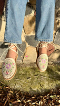 Cargar imagen en el visor de la galería, Rosaura Natural- Embroidered Lace Up Huaraches
