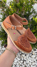 Cargar imagen en el visor de la galería, Girasol Láser - Sunflower Tan Buckle
