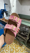 Cargar imagen en el visor de la galería, Carmen - Pink Tooled Leater Sandals
