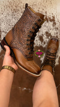 Cargar imagen en el visor de la galería, Botas Lacer - Shedron Leather Tooled Boots

