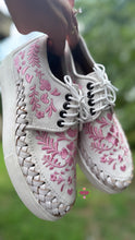 Cargar imagen en el visor de la galería, Pink Embroidered Sneakers
