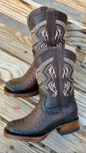 Cargar imagen en el visor de la galería, Cowhide Boots PREORDER
