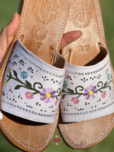 Cargar imagen en el visor de la galería, Catalina - White Leather Embroidered Sandals
