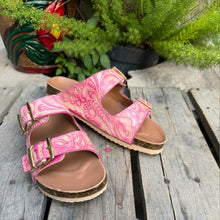 Cargar imagen en el visor de la galería, Carmen - Pink Tooled Leater Sandals
