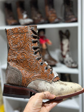 Cargar imagen en el visor de la galería, Botas Lacer - Unique Cowhide Pattern Leather Tooled Boots
