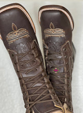 Cargar imagen en el visor de la galería, WIDE Botas Lacer - Chocolate Leather Tooled Wide Boots
