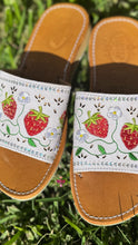Cargar imagen en el visor de la galería, Fresa - Strawberry Daisy White Leather Sandals
