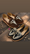 Cargar imagen en el visor de la galería, Tan Cowhide - Embroidered Flats PREORDER
