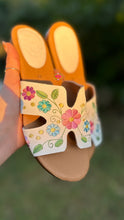 Cargar imagen en el visor de la galería, Viera - Clarissa Embroidered sandal
