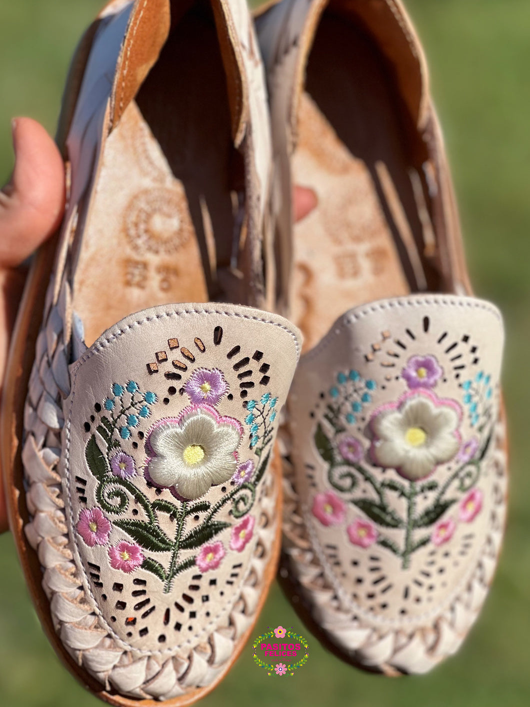Irene 3D- white Embroidered Flats Huaraches