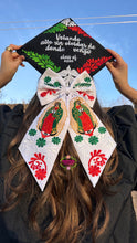 Cargar imagen en el visor de la galería, Si Se Pudo - Embroidered graduation cap topper

