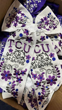 Cargar imagen en el visor de la galería, TCU White Embroidered Bow - Moño Blanco
