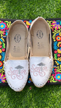 Cargar imagen en el visor de la galería, Pink Senior Gray- Embroidered Flats
