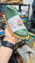 Cargar imagen en el visor de la galería, Monstruo- Embroidered white sandal PREORDER
