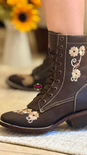 Cargar imagen en el visor de la galería, Botas Floreadas - Chocolate Leather Embroidered Boots PREORDER
