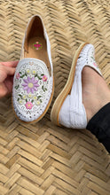 Cargar imagen en el visor de la galería, Rosaura White - Embroidered Huaraches
