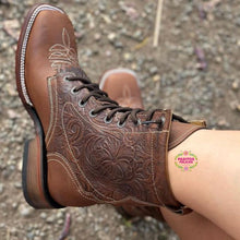 Cargar imagen en el visor de la galería, Botas Lacer - Tan Leather Laced Tooled Boots
