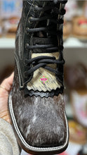 Cargar imagen en el visor de la galería, Men Botas Lacer/ WIDE women - Cowhide Black Leather Tooled Wide Boots
