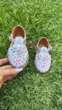 Cargar imagen en el visor de la galería, Nataly Mommy and Me - White Buckle Huaraches PREORDER

