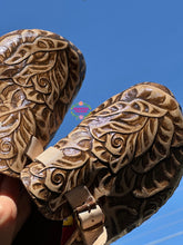 Cargar imagen en el visor de la galería, Rose Corcho Slides - Hand tooled leather rose slides
