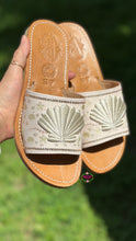 Cargar imagen en el visor de la galería, Seashell - Mexican Conchita Sandals
